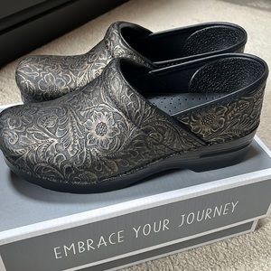 DANSKO ANTIQUE CLOGS